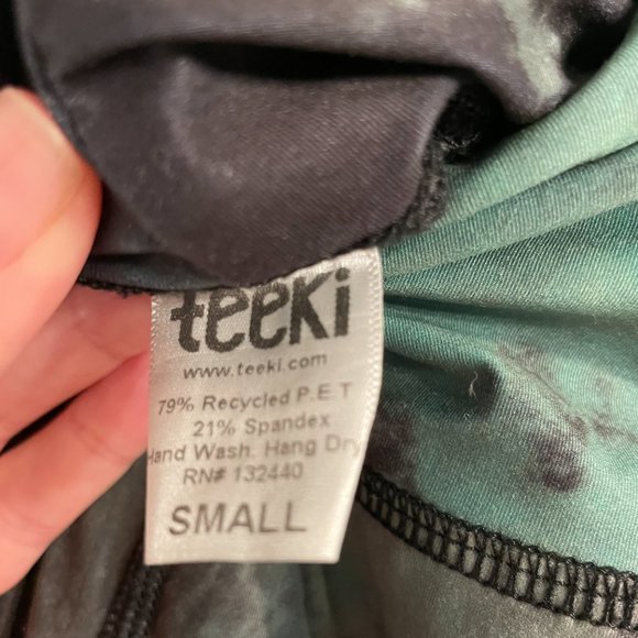 TEEKI Tie Dye Eagle Feather Green Hot Pants Yoga Patterned Leggings Size Small - Picture 3 of 6